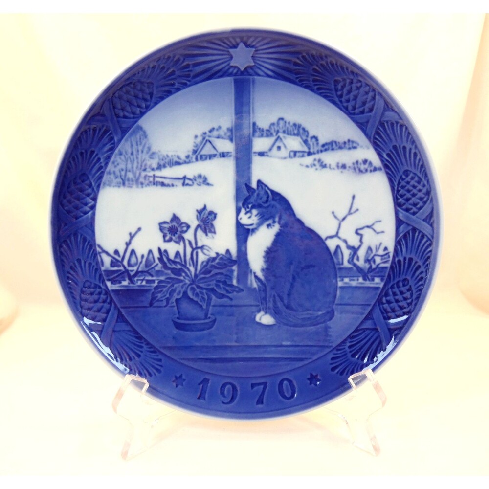 Royal Copenhagen 7" Blue Plate  "Christmas Rose and Cat" Christmas Plate - 1970
